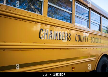 Valley, Alabama, USA - Nov 14, 2020: Blick auf die Seite eines Chambers County School Busses. Stockfoto