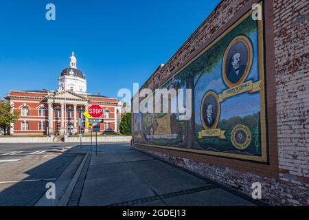 Greenville, Georgia, USA-Nov 14, 2020: Wandbild der Stadt Greenville mit dem Meriweather County Courthouse im Hintergrund mit einem hellblauen sk Stockfoto