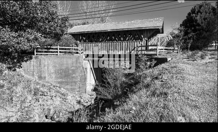 Valley, Alabama, USA - Nov 14, 2020: Horace King Memorial Covered Bridge die 2004 über dem Moore's Creek erbaute Brücke ist eine Nachbildung einer großen Brücke, die sich über eine Brücke spannte Stockfoto