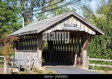 Valley, Alabama, USA - Nov 14, 2020: Horace King Memorial Covered Bridge die 2004 über dem Moore's Creek erbaute Brücke ist eine Nachbildung einer großen Brücke, die sich über eine Brücke spannte Stockfoto