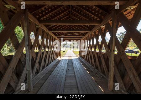 Valley, Alabama, USA - Nov 14, 2020: Blick in die überdachte Brücke des Horace King Memorial, die 2004 über dem Moore's Creek erbaut wurde, ist eine Nachbildung einer großen Brücke Stockfoto