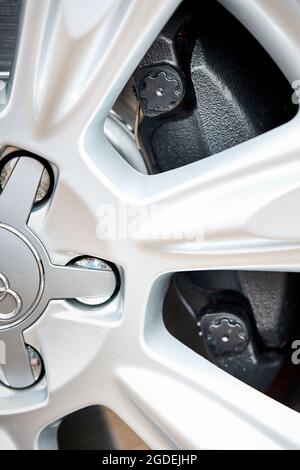 GRODNO, WEISSRUSSLAND - DEZEMBER 2019: Audi A6 4G C7 Luxusfahrzeug mit Details aus Closeup-Leichtmetallfelge mit Seitenansicht in Titan-Optik, matt lackiert mit Bremssattelbremse Stockfoto