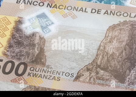 Nahaufnahme von 500 Kwanza der Republik Angola. Polymer-Banknoten des afrikanischen Landes. Detailgetreue Aufnahme des Portraits der First President AG. Stockfoto