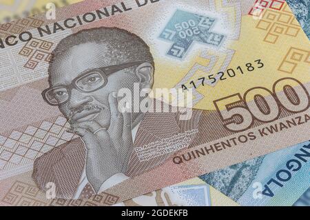 Nahaufnahme von 500 Kwanza der Republik Angola. Polymer-Banknoten des afrikanischen Landes. Detailgetreue Aufnahme des Portraits der First President AG. Stockfoto