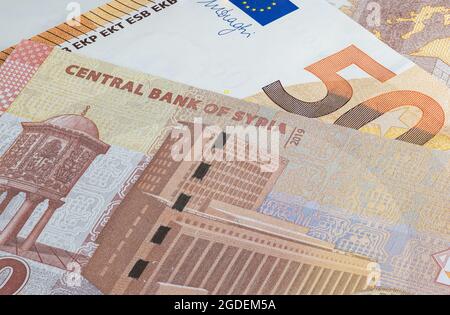 Syrisches Pfund oder Lira zusammen mit Euro-Banknoten. Geld des arabischen Landes. Nahaufnahme detaillierte Geld Hintergrund Wallpaper. Banknoten der Battere Stockfoto