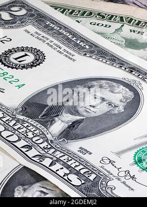 Nahaufnahme der Makroökonomie auf der Designfläche der US-Dollar-Noten. Banknoten der Vereinigten Staaten von Amerika. Hintergrundbild Hintergrundgeld. Detaillierte Nahaufnahme der Währung Stockfoto