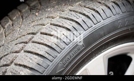 GRODNO, WEISSRUSSLAND - DEZEMBER 2019: Audi A6 4G C7 Luxus Nahaufrad mit Protektor und Pfeil-Logo, Dunlop Winterreifen 16x9. Stockfoto