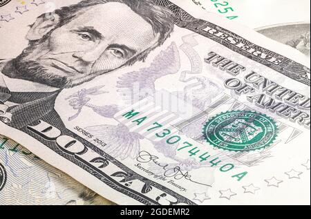 Nahaufnahme der Makroökonomie auf der Designfläche der US-Dollar-Noten. Banknoten der Vereinigten Staaten von Amerika. Hintergrundbild Hintergrundgeld. Detaillierte Nahaufnahme der Währung Stockfoto