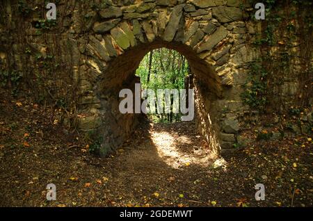 Alte historische Ruinen der Burg Scharfeneck mit Steinfenster und Sonnenlicht. In einer historischen Ruine. Eine verlassene verwunschene Burg tief im Wald. Stockfoto