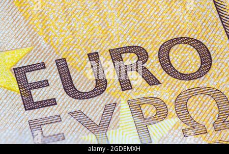 Fragment eines 50-Euro-Banknotens mit kleinen Details. Gelb-braune Banknoten aus der Europäischen Union. Makroökonomische Erfassung von Euro. Geld aus Europa. Stockfoto