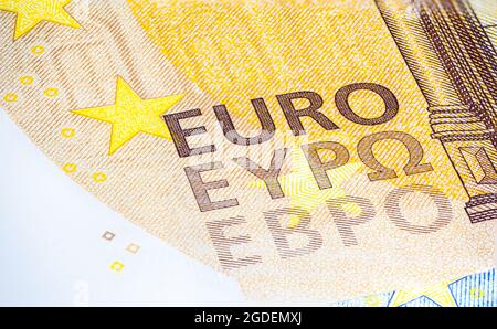 Fragment eines 50-Euro-Banknotens mit kleinen Details. Gelb-braune Banknoten aus der Europäischen Union. Makroökonomische Erfassung von Euro. Geld aus Europa. Stockfoto