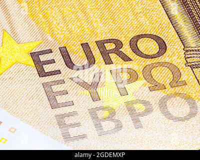 Fragment eines 50-Euro-Banknotens mit kleinen Details. Gelb-braune Banknoten aus der Europäischen Union. Makroökonomische Erfassung von Euro. Geld aus Europa. Stockfoto