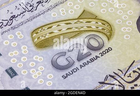 Detaillierte Nahaufnahme von 20 Saudi Riyal. Saudi-arabische Währung für den G20-Gipfel 2020. Geld Saudi-Arabiens. Weltkarte auf der Rückseite von Twenty Stockfoto