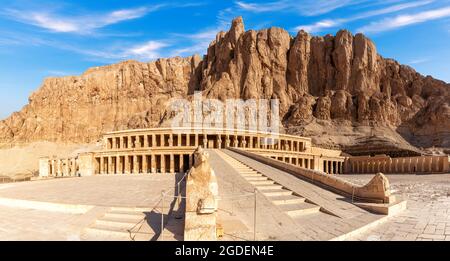 Hatschepsut Tempel und die Felsen im Tal der Könige, Luxor, Ägypten Stockfoto