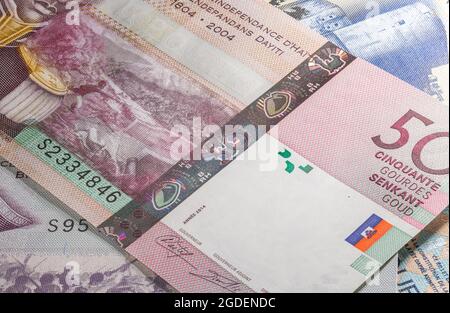 Nahaufnahme von Gourde oder Gourdes der Republik Haiti. Papierbanknoten des karibischen Landes. Detaillierte Aufnahme des Front-Art-Designs. Detaillierte m Stockfoto