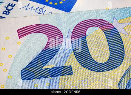 Makro-Fragment von 20-Euro-Banknoten. Nahaufnahme eines Teils der neuen 20-Euro-Note. Geld der Europäischen Union. Europäische Währung. Tiefdruck Stockfoto
