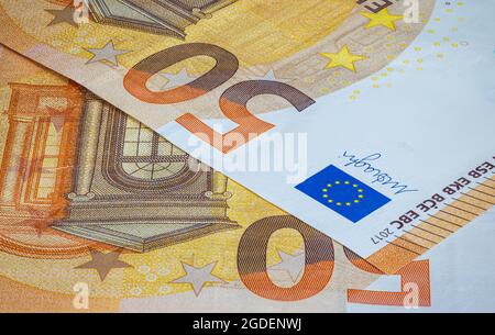Nahaufnahme der 50-Euro-Banknote mit der europäischen Flagge. Euro, Währung der Europäischen Union. Finanzieller Hintergrund. Detaillierte Makroerfassung. Hintergrund von fif Stockfoto