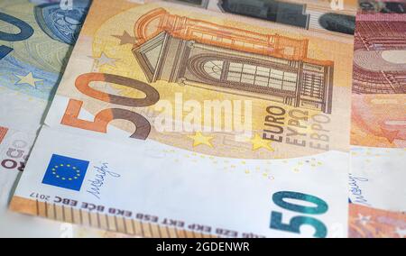 Fragment einer 50-Euro-Banknote aus der Nähe mit kleinen braunen Details. Nahaufnahme der 50-Euro-Banknote, Euro-Währungsgeld. Schräges detailliertes Makro V Stockfoto