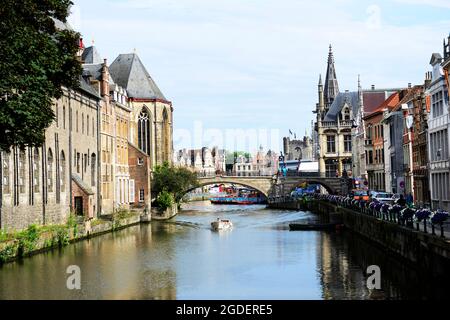Das Kulturzentrum Het Pand und die katholische Kirche St. Michaels entlang der Leie in Gent, Belgien. Stockfoto