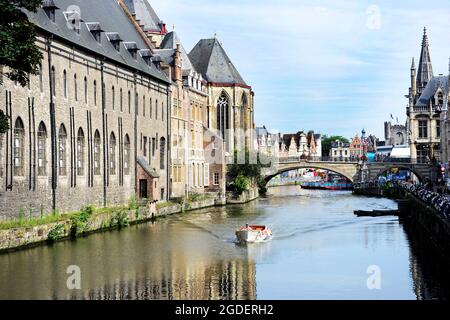 Das Kulturzentrum Het Pand und die katholische Kirche St. Michaels entlang der Leie in Gent, Belgien. Stockfoto