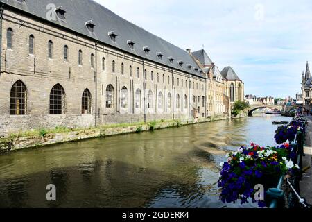 Das Kulturzentrum Het Pand und die katholische Kirche St. Michaels entlang der Leie in Gent, Belgien. Stockfoto
