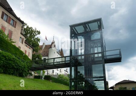 Nyon, Schweiz - 10. Juli 2021: Das moderne Aufzugsgebäude bietet Zugang zum historischen Schloss Stockfoto