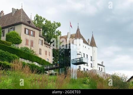 Nyon, Schweiz - 10. Juli 2021: Blick über den Garten auf das Stadtschloss Stockfoto