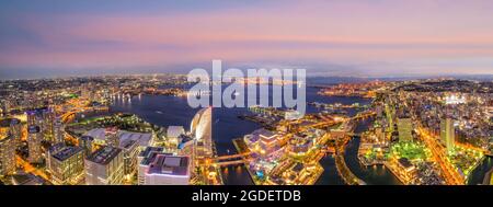 Skyline von Yokohama von oben bei Sonnenuntergang in Japan Stockfoto
