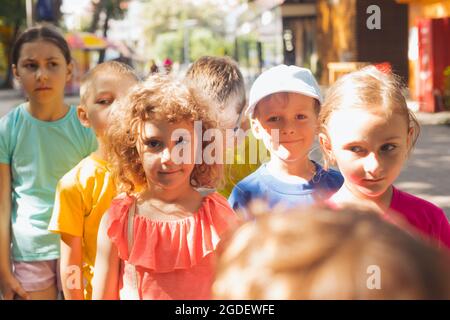 Porträt eines traurigen Mädchens im Sommerlager Stockfoto
