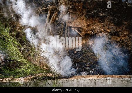 San Luca, Kalabrien, Italien. August 2021. Rauchgebiete nach massivem Waldbrand im Aspromonte-Nationalpark in Kalabrien seit mehr als einer Woche wüten Waldbrände in den Wäldern des Aspromonte-Nationalparks in Kalabrien. Zum Schutz des Gebiets und der Bäume wurde der Park vor kurzem in die Liste des UNESCO-Naturerbes aufgenommen, eine mobile Einheit des Katastrophenschutzes aus der Lombardei wurde ab dem 10. August in der Region von San Luca eingesetzt, um Kalabrien Verde (regionale Umweltbehörde) zu helfen. Und andere Kräfte, um Brände zu bekämpfen. (Bild: © Valeria Ferraro/SOPA Bilder über ZUMA Press Wire Stockfoto