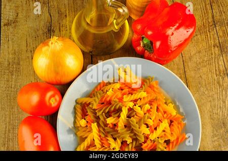 Pasta auf dem Teller, bereit, italienische Speisen zu kochen Stockfoto