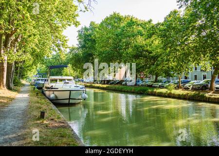 Die Boote vertäuten am Canal du Midi in Carcassonne, Frankreich. Stockfoto