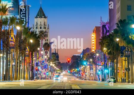 LOS ANGELES, USA - 19. OKTOBER 2019 : Blick in die Dämmerung auf den weltberühmten Hollywood Boulevard in Los Angeles, Kalifornien, USA. Stockfoto