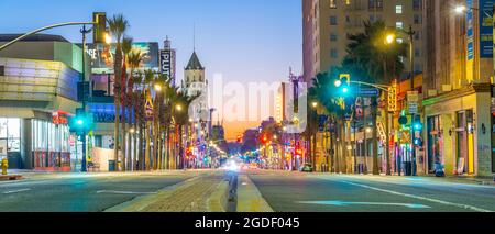 LOS ANGELES, USA - 19. OKTOBER 2019 : Blick in die Dämmerung auf den weltberühmten Hollywood Boulevard in Los Angeles, Kalifornien, USA. Stockfoto