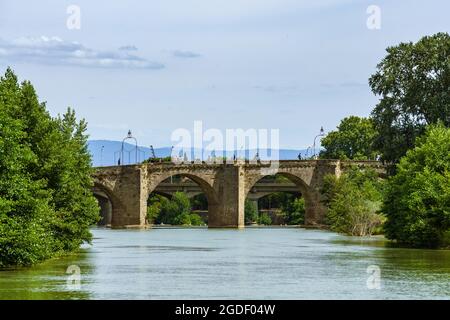 Carcassonne, Frankreich. Pont-Vieux Alte Brücke aus dem XIV. Jahrhundert erstreckt sich über den Fluss Aude in der französischen Stadt Carcassonne. Stockfoto