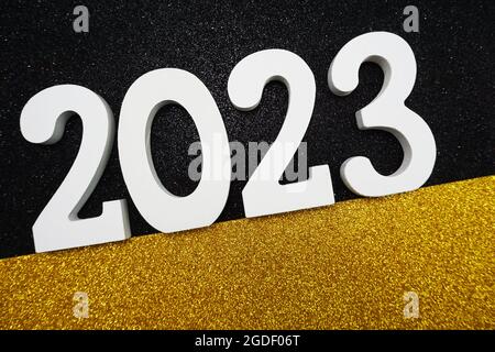 2023 Happy New Year mit Space Copy auf schwarzem und goldenem glitzerndem Hintergrund Stockfoto