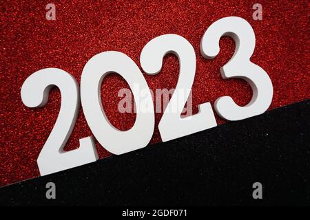 2023 Happy New Year mit Space Copy auf rot-schwarzem glitzerndem Hintergrund Stockfoto