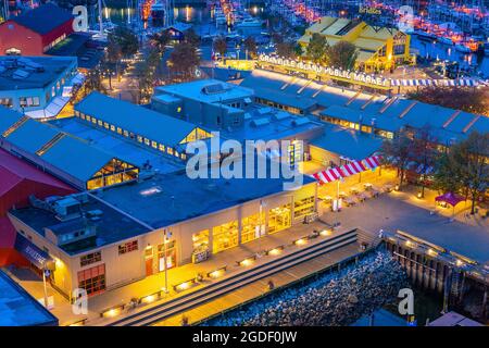 Vancouver, KANADA - 25. September 2019 : Grandville Island Public Market, Blick von der Granville Street Bridge bei Nacht. Stockfoto