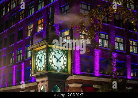 Alte Dampfuhr im historischen Gastown-Viertel von Vancouver bei Nacht in Kanada Stockfoto