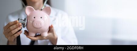 Arzt Hintergrund Sparschwein Oder Sparschwein Mit Stethoskop Stockfoto