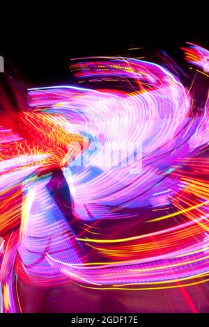 Langzeitaufnahme einer Fahrt auf dem Messegelände bei Nacht Stockfoto