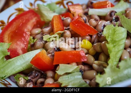 nigerafrikanischer Salat mit schwarzen Augen, Erbsenbohnen. Stockfoto