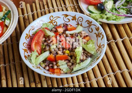 nigerafrikanischer Salat mit schwarzen Augen, Erbsenbohnen. Stockfoto