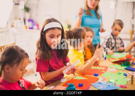 Die Kinder kreieren gemeinsam eine schöne Anwendung Stockfoto