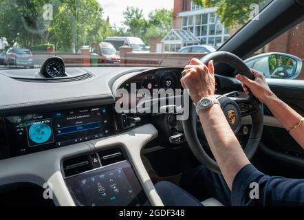 Porsche Taycan EV wird gefahren Stockfoto