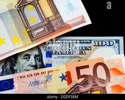 In diesem Foto Illustration Hintergrund von Dollar und Euro-Scheine Stockfoto