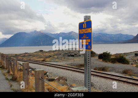 Hinweisschild: "Kein Betreten" der Alaska Railroad Corporation in Alaska, USA. Stockfoto