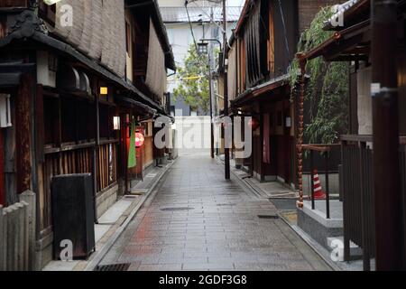 KYOTO, JAPAN - 4. Juni 2016:Japanisches altes Stadtzentrum von Gion in Kyoto, Japan. Stockfoto