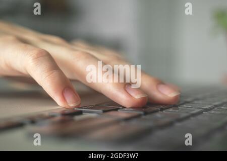 Nahaufnahme von Hand und Tastatur. Arbeiten von zu Hause, freiberufliches Konzept. Online-Lernen oder Internet-Marketing, Hintergrund freiberuflicher Arbeitsplatzkonzepte Stockfoto
