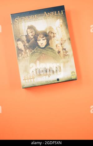 Herr der Ringe Bewegungs-Bilder DVD isoliert auf am orangen Hintergrund Stockfoto